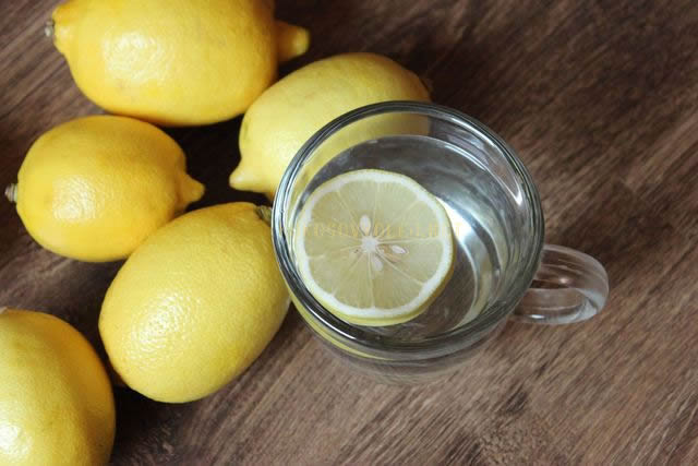 voda s citrónom pitný režim pri detoxe