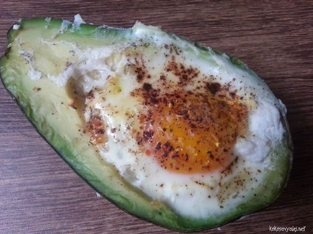 vajíčko zapečené v avokáde zdravé paleo raňajky