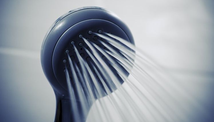 horuca sprcha umyvanie vlasov horucou vodou